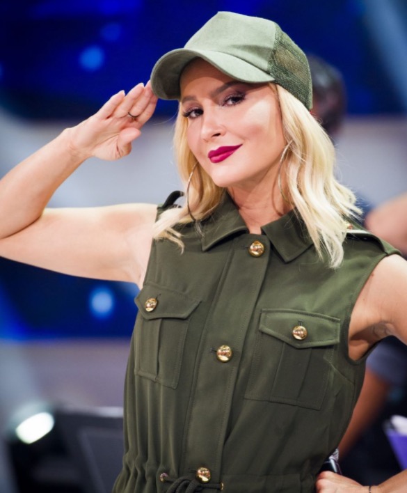 Claudia Leitte revela traição durante entrevista a Eliana