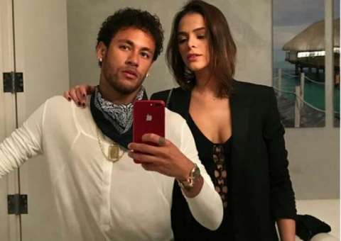  Bruna Marquezine é definida como “namorada gostosa” de Neymar pela imprensa internacional 