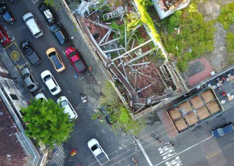 Muro da Santa Casa desaba e homem fica ferido em Manaus