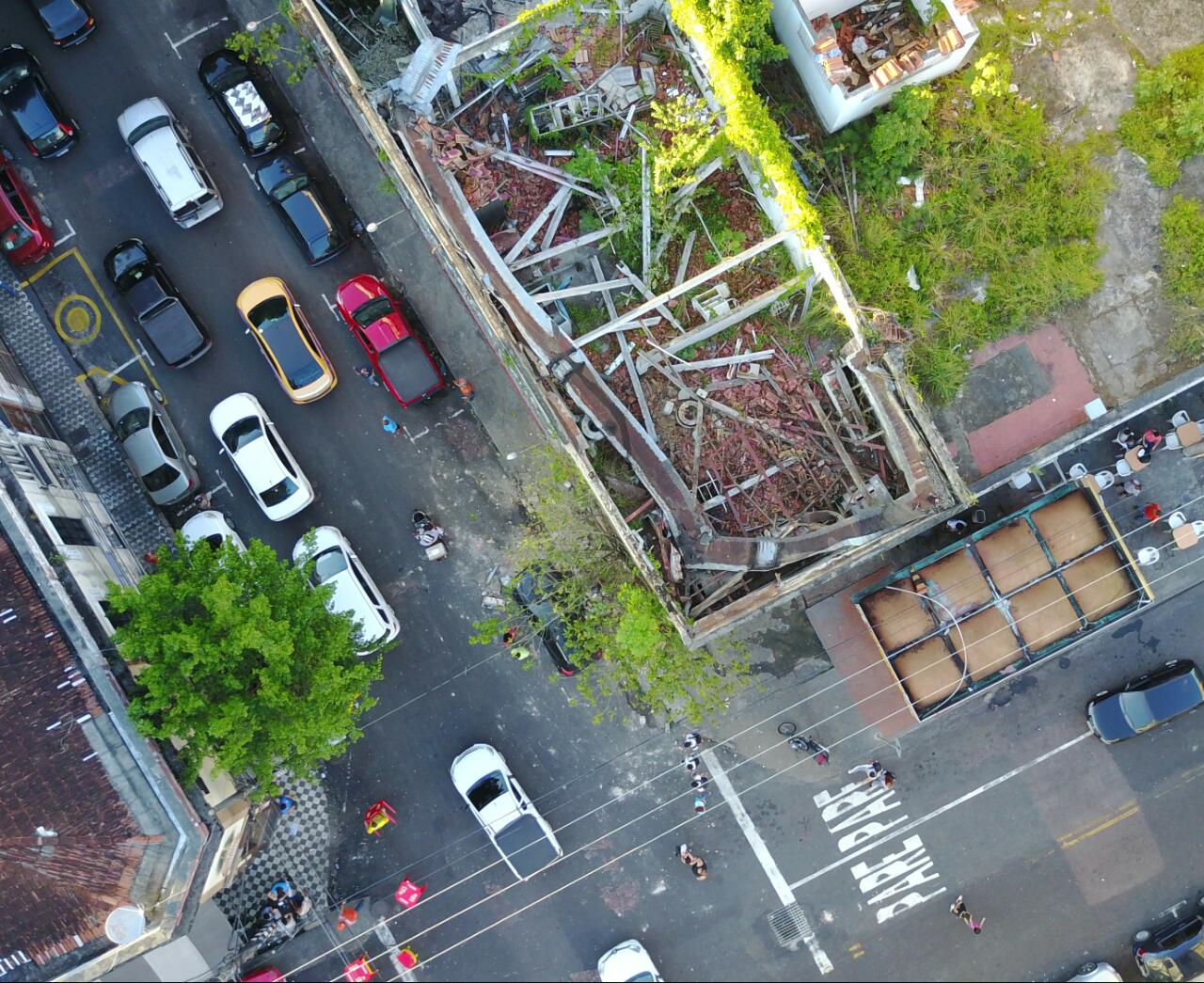 Muro da Santa Casa desaba e homem fica ferido em Manaus