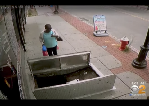 Vídeo: Mulher se distrai com celular na rua e sofre grave acidente