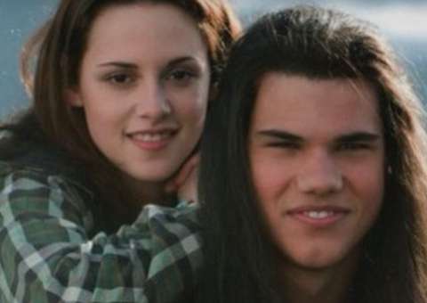 Cinco anos após 'Crepúsculo', atores posam juntos quase irreconhecíveis 