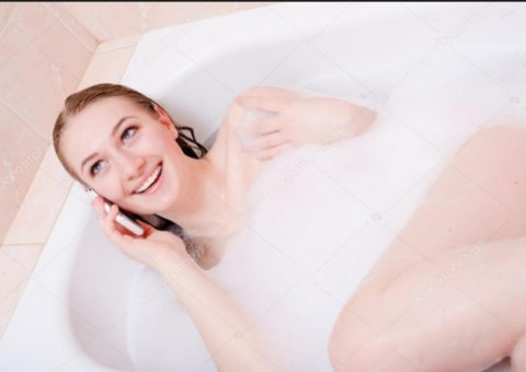 Deixar celular no banheiro enquanto toma banho é uma péssima ideia