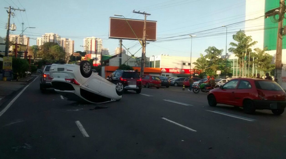 Carro capota após colisão e motorista fica ferido em Manaus