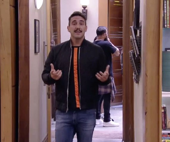 André Marques surge com visual exótico e bomba na web