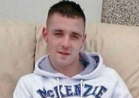 Irritado, padrasto dá soco em criança de 2 anos para poder assistir TV em paz  