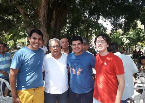 Cotado para as eleições deste ano, Amazonino Mendes é tietado em evento público 