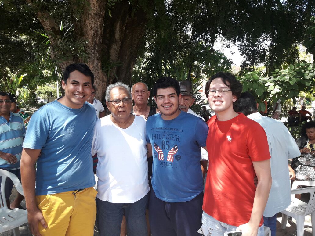 Cotado para as eleições deste ano, Amazonino Mendes é tietado em evento público 