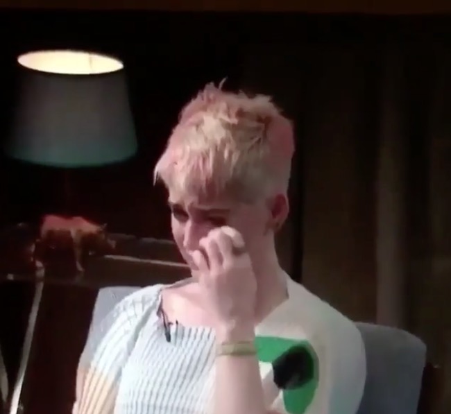 Katy Perry desaba no choro e fala sobre vontade de cometer suicídio