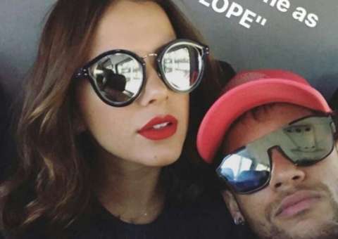 Com drink na mão, Bruna Marquezine rebola em cima da mesa em boate nos EUA