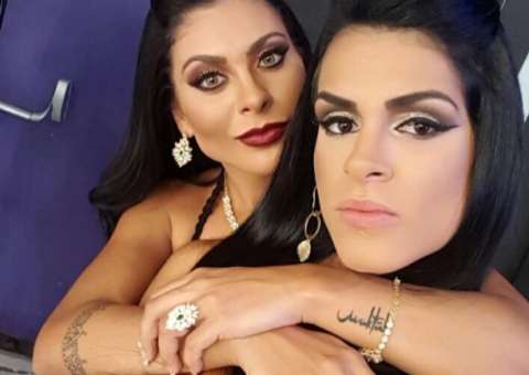  Musa fitness e namorada dão beijos calientes em ensaio sensual  