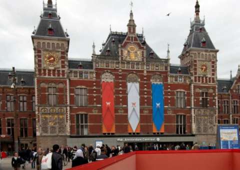 Oito pessoas são atropeladas em área turística de Amsterdã