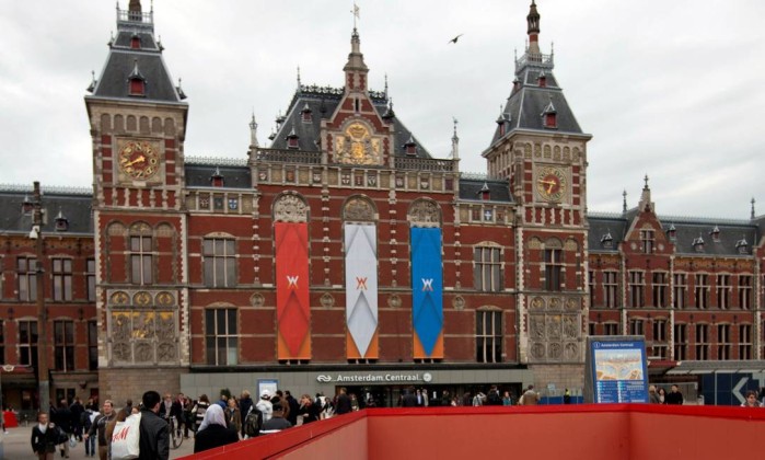 Oito pessoas são atropeladas em área turística de Amsterdã