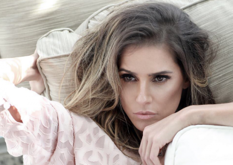 Deborah Secco faz homenagem à filha, mas marido gato rouba cena