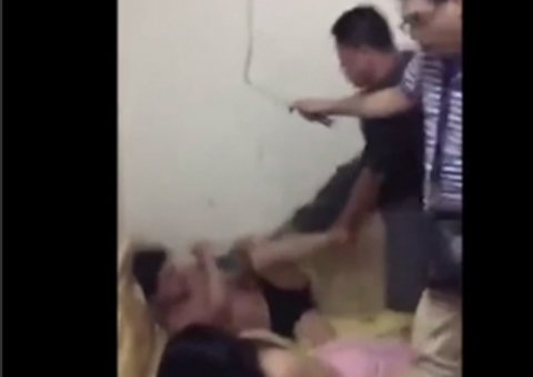 Marido traído surta ao flagrar mulher e amante na cama 