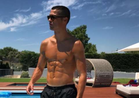 Cristiano Ronaldo empolga mulherada com foto sem camisa: 'aproveite a vista' 