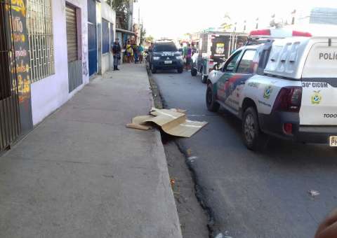 Homem sai para beber com amigos e é morto a terçadadas em Manaus