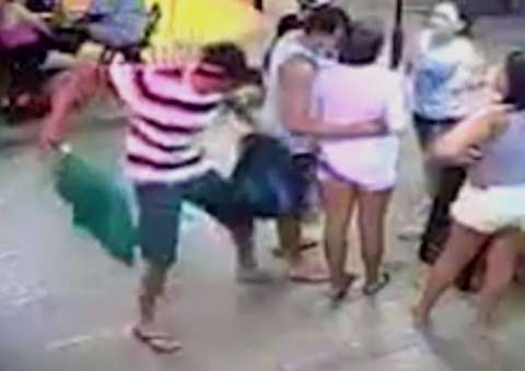 Inconformado com o término, homem tenta matar ex a facadas em bar