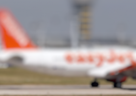 Piloto faz pouso de emergência após ouvir 'conversa suspeita' entre passageiros misteriosos