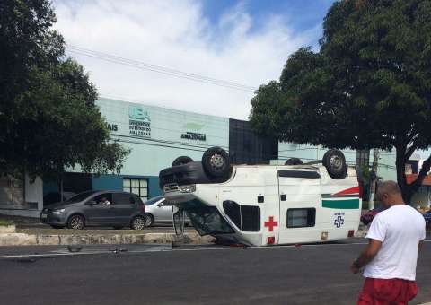 Em Manaus, ambulância capota após colidir com carro em cruzamento de avenidas