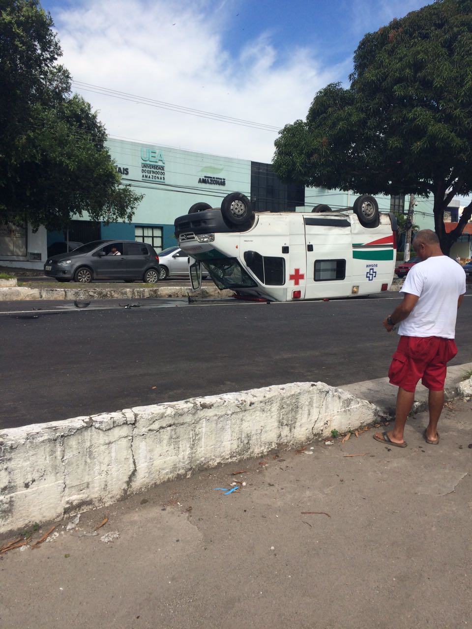 Em Manaus, ambulância capota após colidir com carro em cruzamento de avenidas
