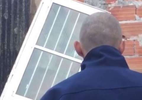 'Eu queria morrer', diz adolescente que teve testa tatuada