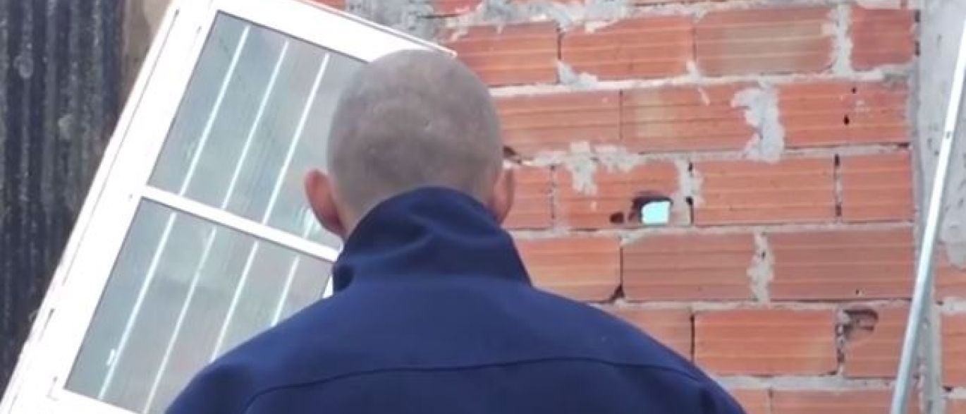 'Eu queria morrer', diz adolescente que teve testa tatuada