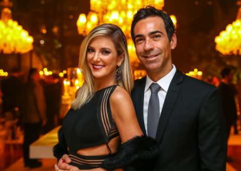 Cesar Tralli e Ticiane Pinheiro anunciam noivado e comemoram na web
