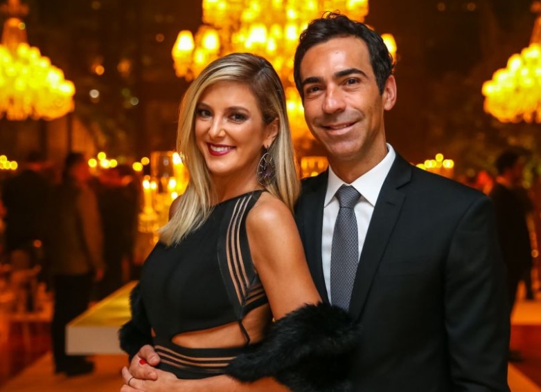 Cesar Tralli e Ticiane Pinheiro anunciam noivado e comemoram na web