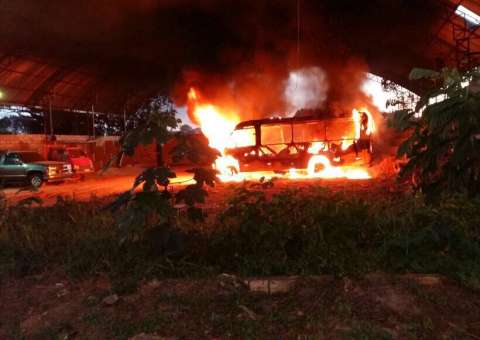 Mulher é estrangulada e carbonizada dentro de ônibus no Amazonas