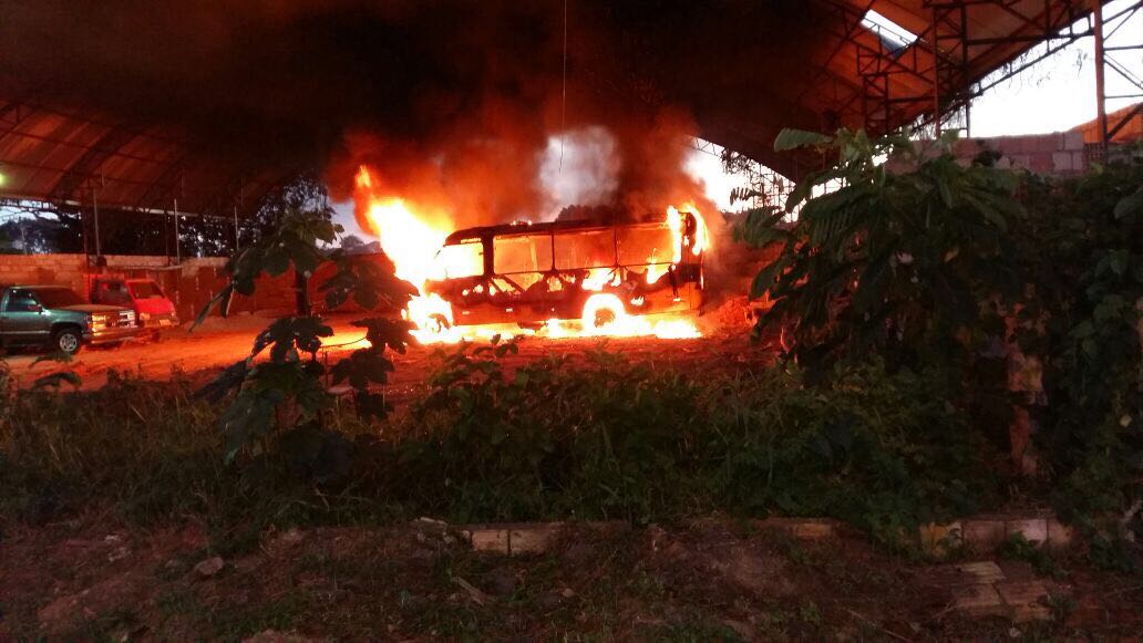Mulher é estrangulada e carbonizada dentro de ônibus no Amazonas