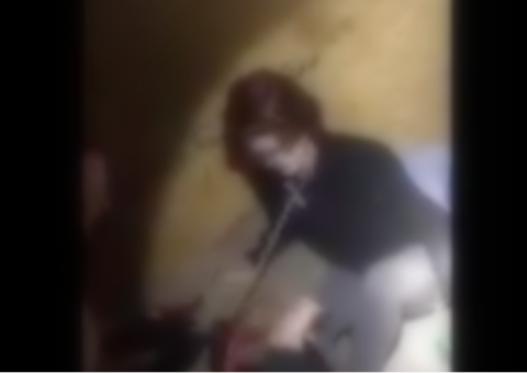 'Acorrentada' como cachorro, mulher é resgatada após ser violentada durante meses por serial killer