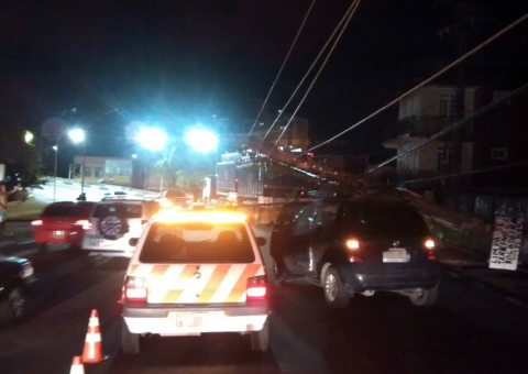 Carreta arrasta fios de alta tensão e poste cai em cima de carro em Manaus