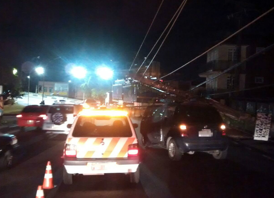 Carreta arrasta fios de alta tensão e poste cai em cima de carro em Manaus