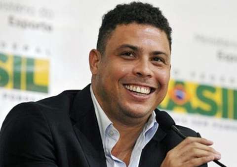 Ronaldo fenômeno beija e faz declaração de amor para namorada