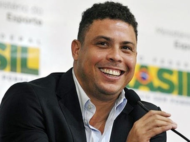 Ronaldo fenômeno beija e faz declaração de amor para namorada