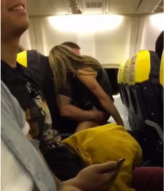Casal faz sexo na frente de passageiros durante voo 