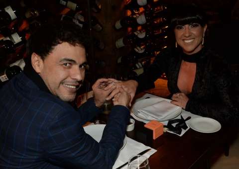 Zezé Di Camargo faz surpresa e pede Graciele Lacerda em casamento