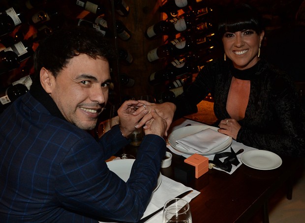 Zezé Di Camargo faz surpresa e pede Graciele Lacerda em casamento