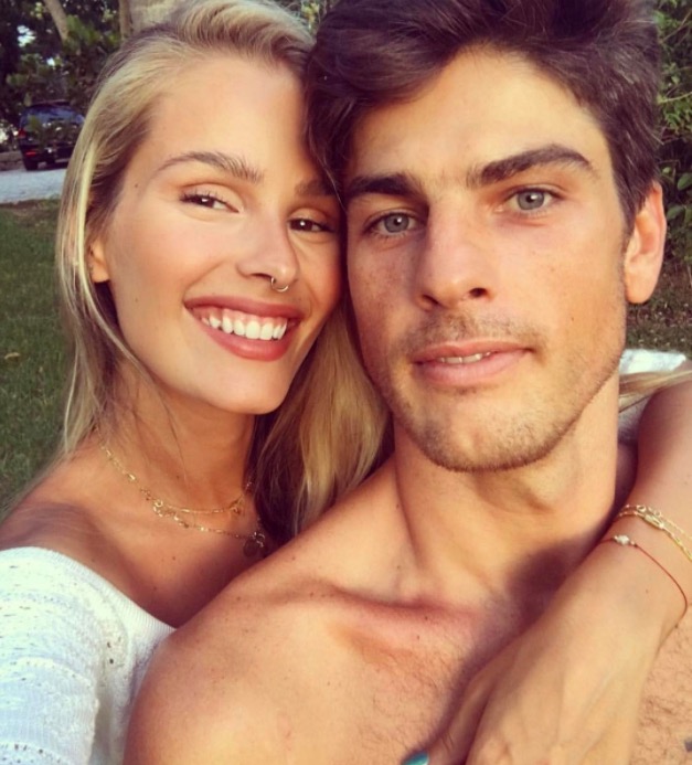 Yasmin Brunet aparece nua com marido em momento picante 