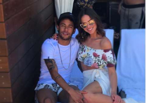 Após vídeo picante, Neymar posa com Bruna Marquezine promete amor eterno