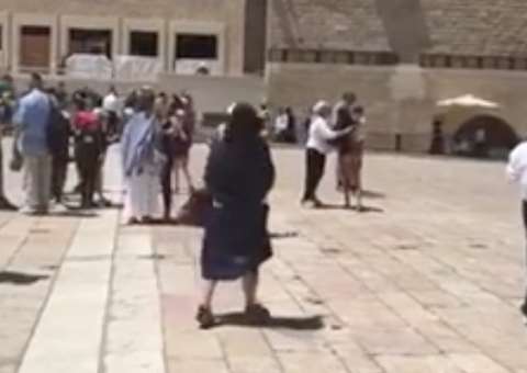 Mulher é detida após ficar nua no Muro das Lamentações, em Jerusalém 