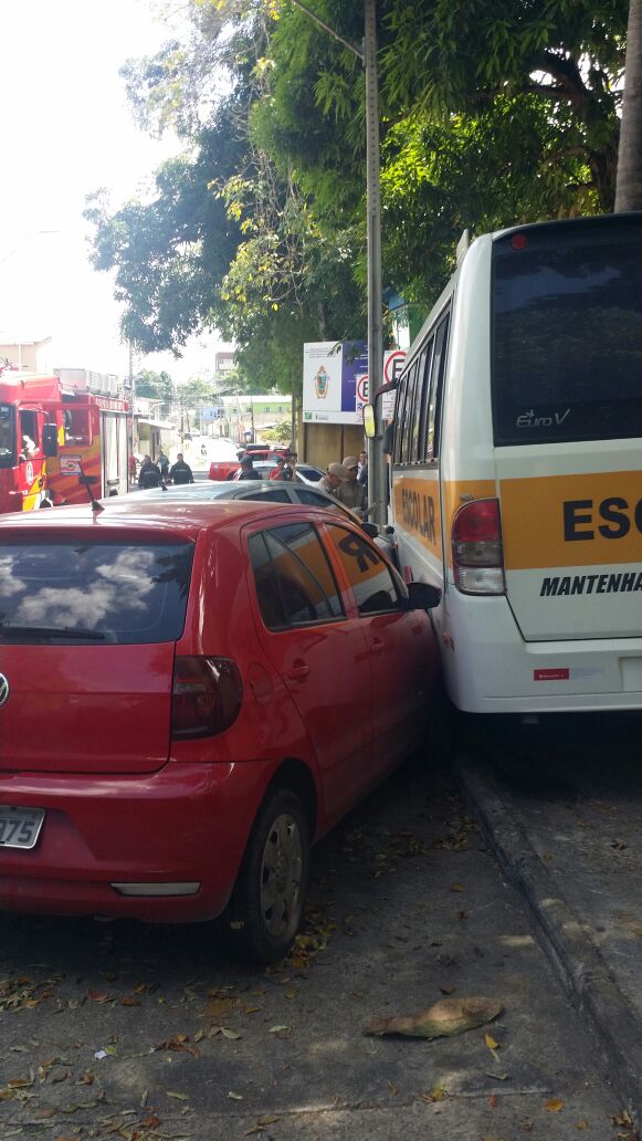 Motorista de ônibus escolar sofre mal súbito e colide com muro em avenida de Manaus