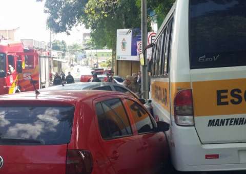 Motorista de ônibus escolar sofre mal súbito e colide com muro em avenida de Manaus