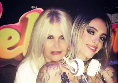 Monique Evans e namorada aparecem nuas em vídeo íntimo