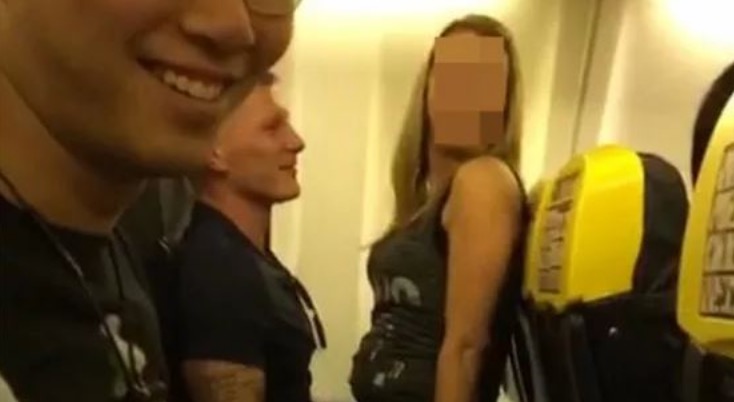 Homem flagrado fazendo sexo em voo deixou noiva grávida em casa