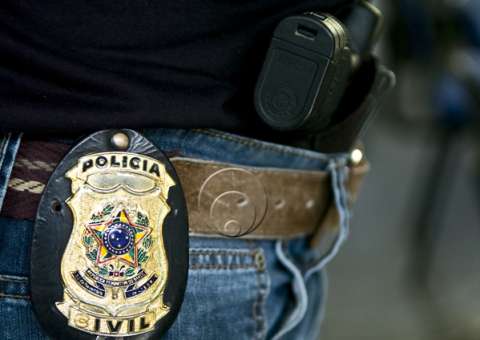 Policial civil e esposa são presos por extorsão no Amazonas