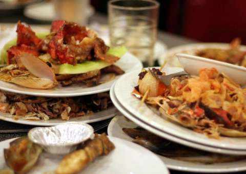 Lei proíbe cobrança de taxa de desperdício em rodízios no Amazonas