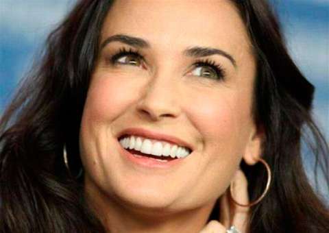 Demi Moore revela que perdeu dois dentes da frente; Veja foto