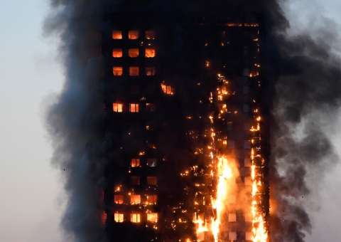 Mãe atira bebê pela janela do 10º andar durante incêndio em Londres